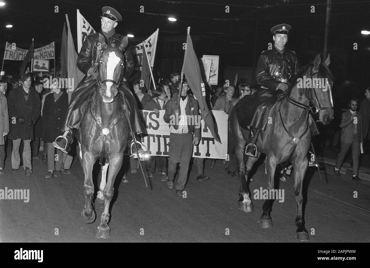 Dimostrazione di più 500 giovani contro il regno in Grecia all'Aia con polizia a cavallo Data: 19 aprile 1969 luogo: L'Aia, Zuid-Holland Parole Chiave: Dimostrazioni Foto Stock