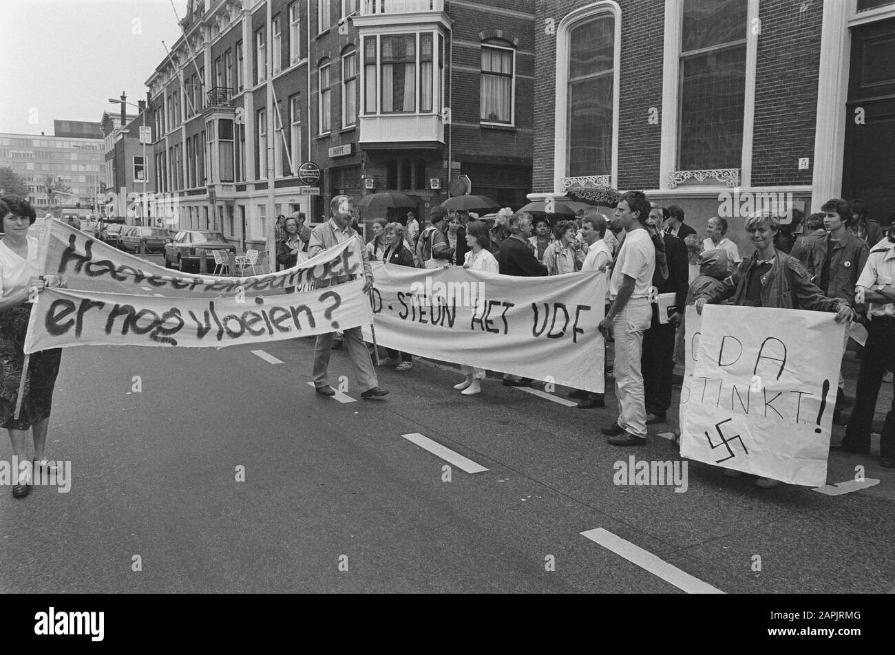 Dimostrazione per CDA party Office per un boicottaggio del Sud Africa; uomo con t-shirt CDA, è ora di fatti Data: 9 agosto 1985 luogo: Sudafrica Parole Chiave: BOYCOT, dimostrazioni Foto Stock