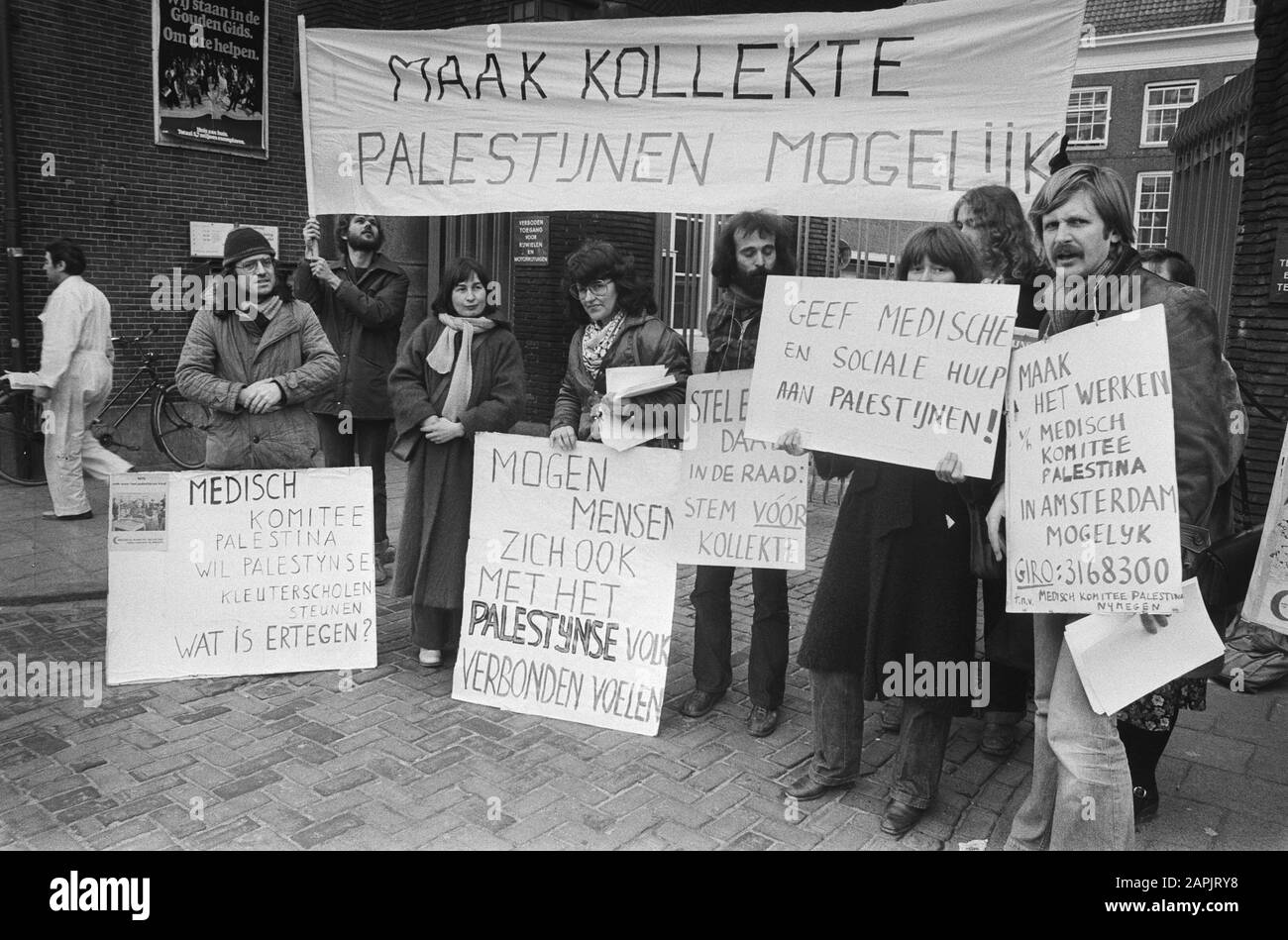 Manifestazione per il municipio di Amsterdam contro il rifiuto del sindaco e di Aldermen di autorizzare una raccolta del Comitato medico Palestina. Sul banner è: Rendere kollekte palestinesi possibile Data: 28 Febbraio 1979 luogo: Amsterdam, Noord-Holland Parole Chiave: Manifestanti, banner Foto Stock