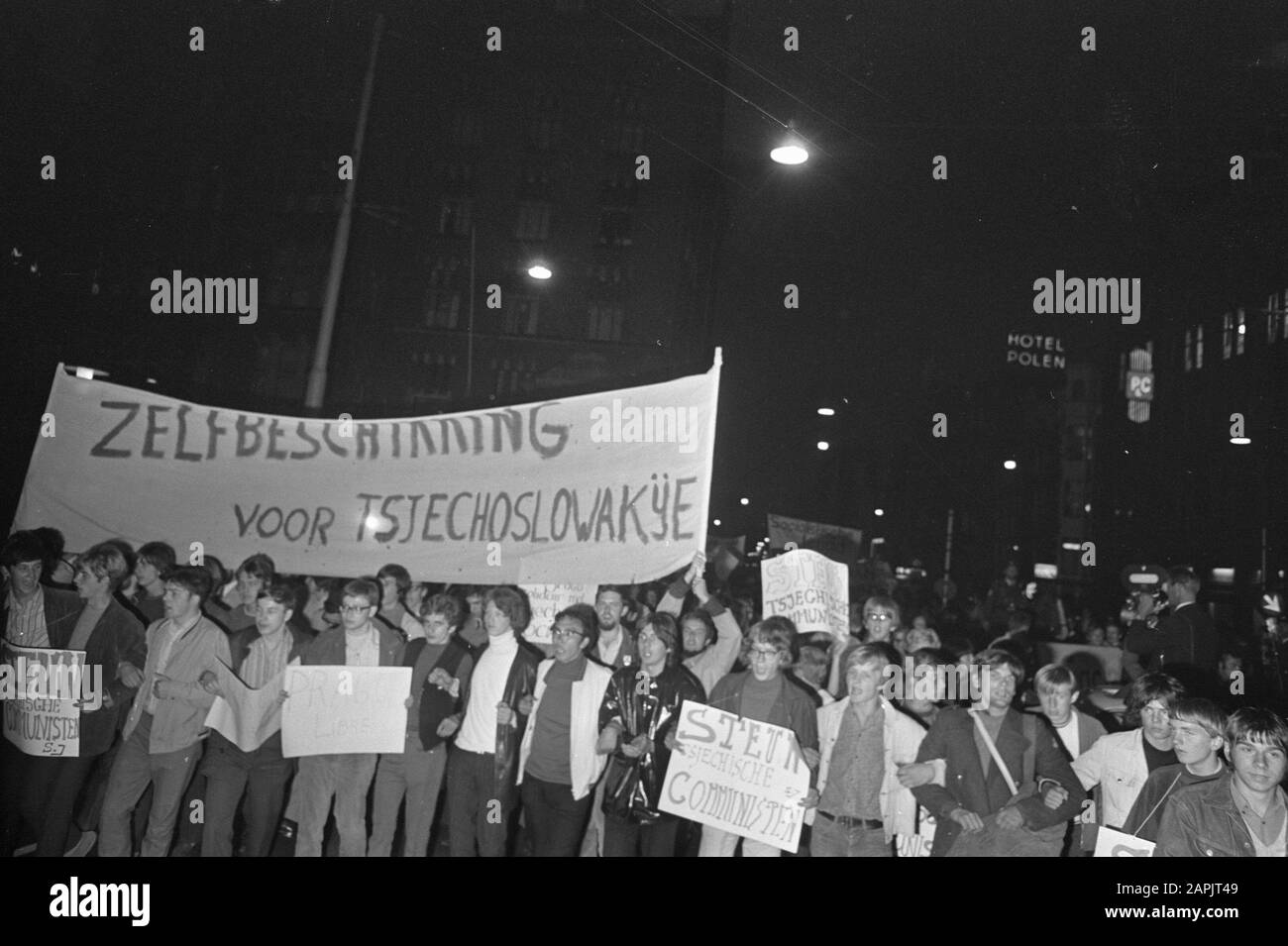 Reazioni olandesi all'invasione della Cecoslovacchia Descrizione: Dimostrazione per la Cecoslovacchia ad Amsterdam, una processione con molti slogan Data: 21 agosto 1968 Località: Amsterdam, Noord-Holland Parole Chiave: Dimostrazioni, folle, striscioni Foto Stock