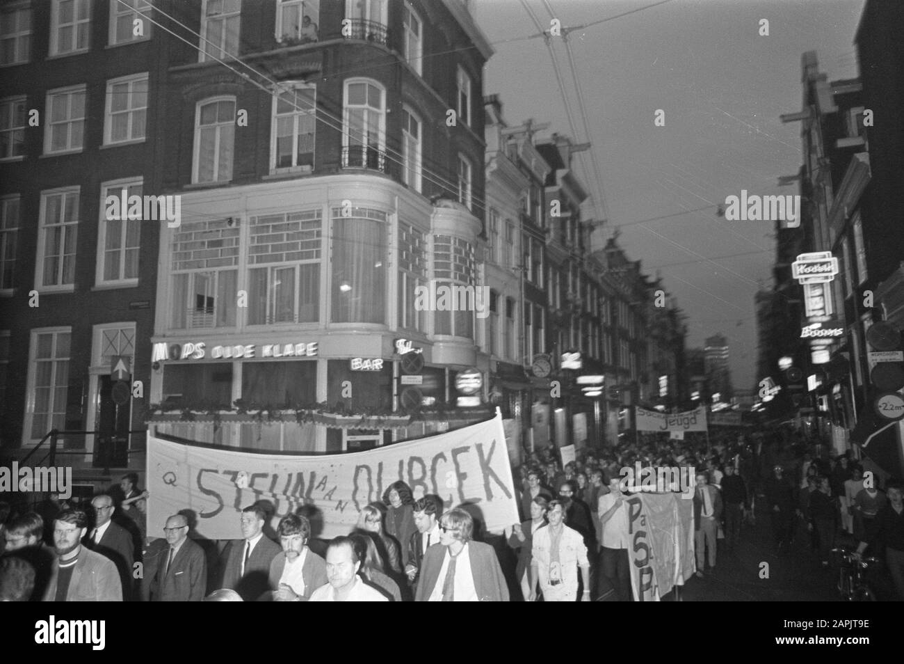Reazioni olandesi all'invasione della Cecoslovacchia Descrizione: Dimostrazione per la Cecoslovacchia ad Amsterdam. La processione attraversa la città Data: 21 agosto 1968 luogo: Amsterdam, Noord-Holland Parole Chiave: Dimostrazioni, folle, striscioni Foto Stock