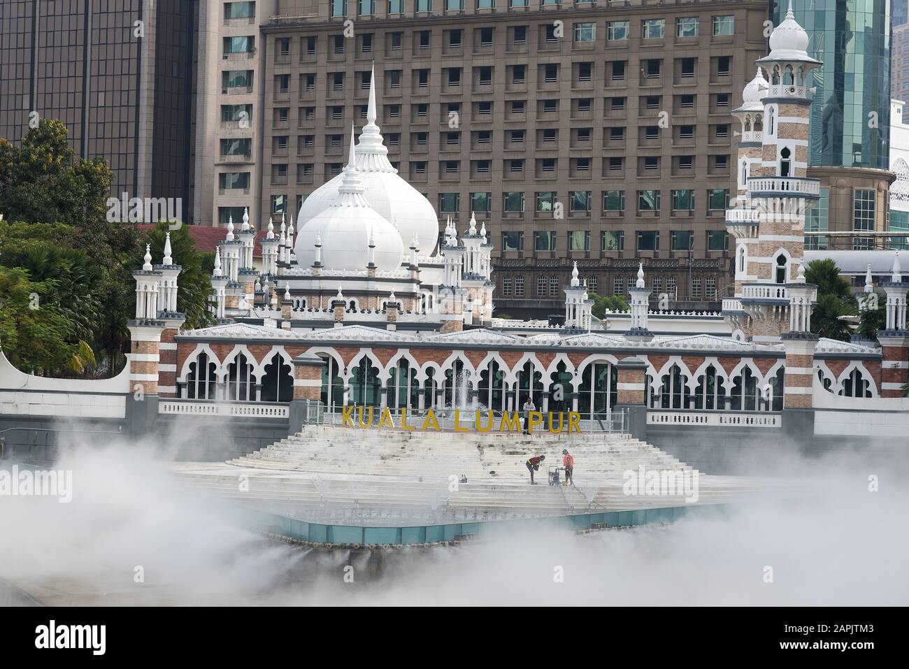 Moschea Masjid Jamek, Kuala Lumpur, Malesia: 31 marzo 2019: Moschea Masjid Jamek all'incrocio tra i fiumi Gombak e Klang con spettacolo di effetto nebbia. Foto Stock