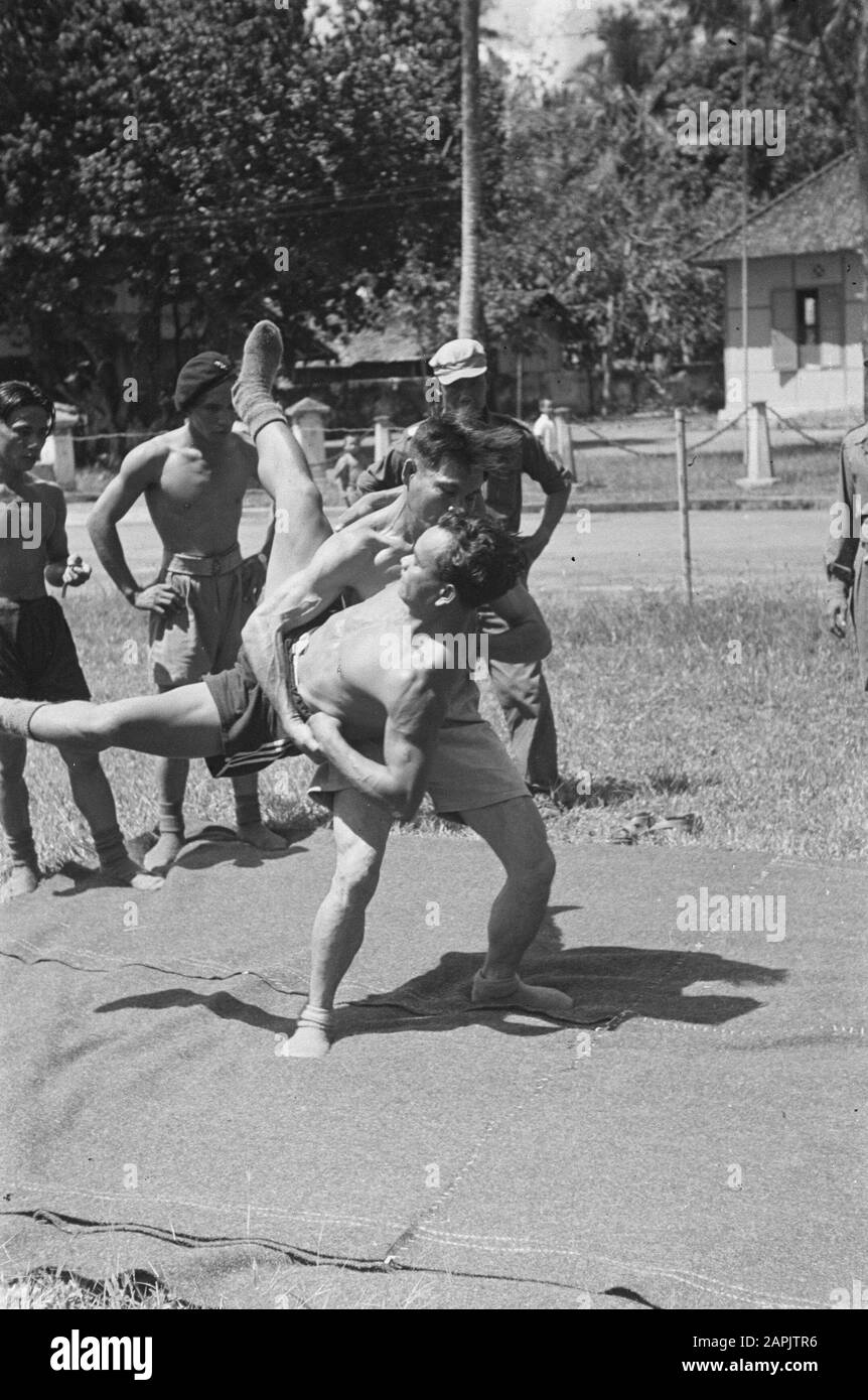 Foto report sull'isola di Banka e Place Pangkal Pinang Descrizione: Demo wrestling Data: Gennaio 1947 posizione: Banka, Indonesia, Indie Orientali Olandesi Foto Stock