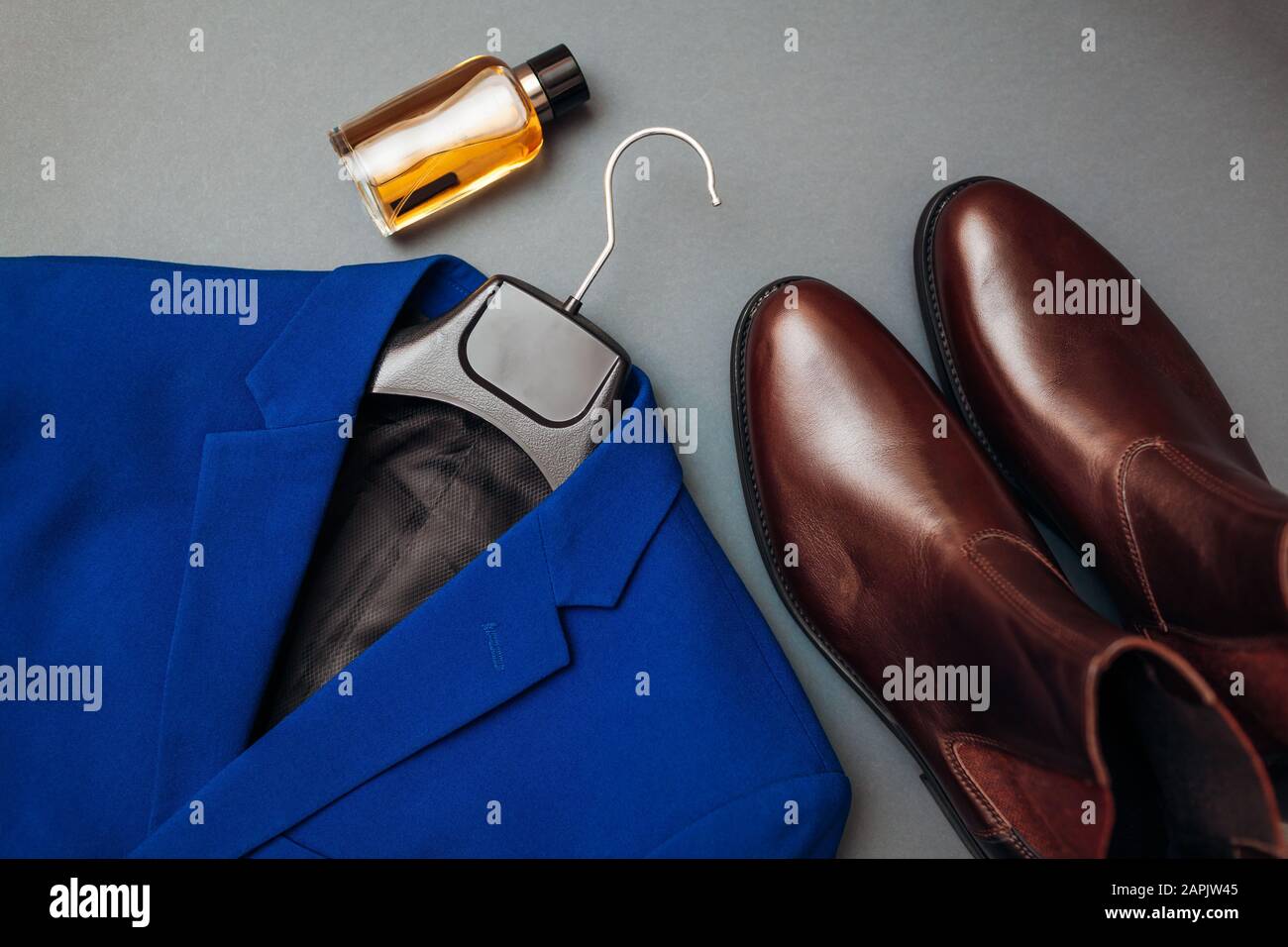Abbigliamento e scarpe, stivali in pelle chelsea per gli uomini. Giacca elegante maschile classica di colore blu. tendenza 2020 Foto Stock