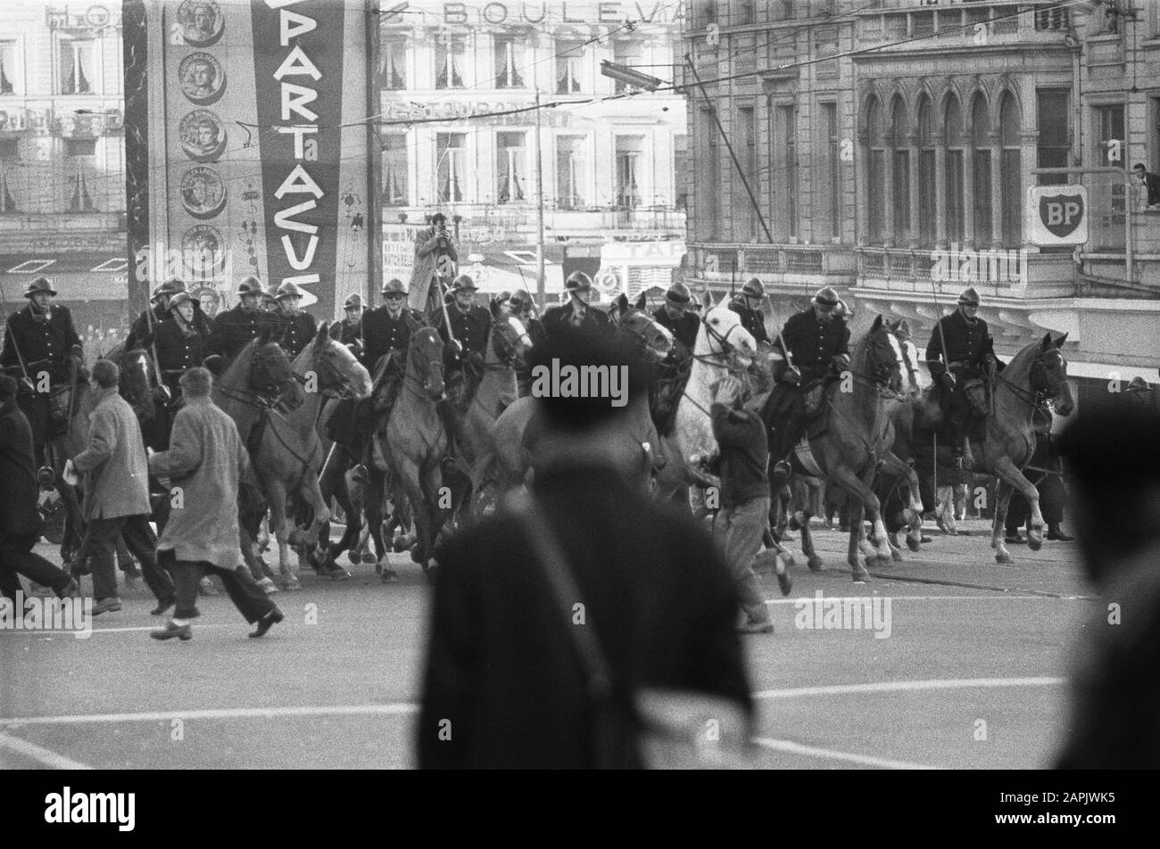 Dimostrazioni a Bruxelles contro l'atto di unità, Rijkswacht guidato esegue un addebito sui dimostranti Data: 3 gennaio 1961 luogo: Bruxelles Parole Chiave: Dimostrazioni, Rijkswacht, oneri Foto Stock