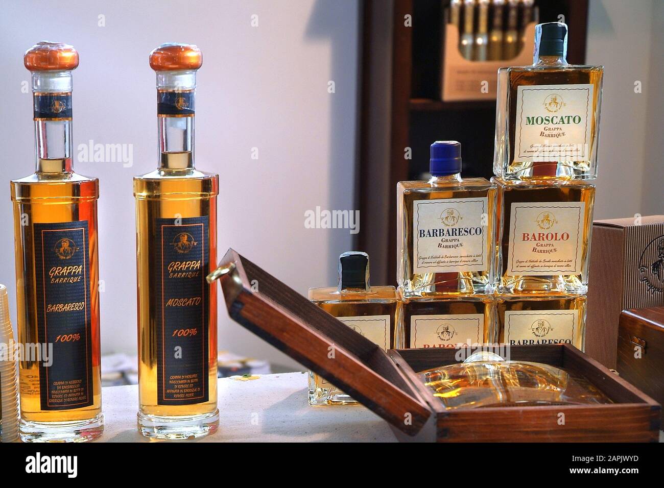 Torino, Piemonte/Italia. -10/24/2009- La Fiera Di Wineshhow. Bottiglie di Grappa aromatica. Foto Stock