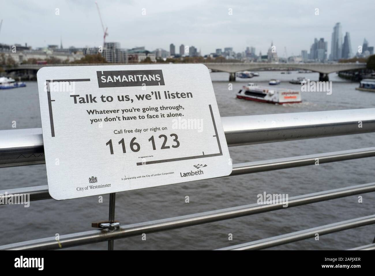 Targa che promuove la linea di assistenza della Samaritans Charity sul ponte sul Tamigi, Londra, Regno Unito Foto Stock