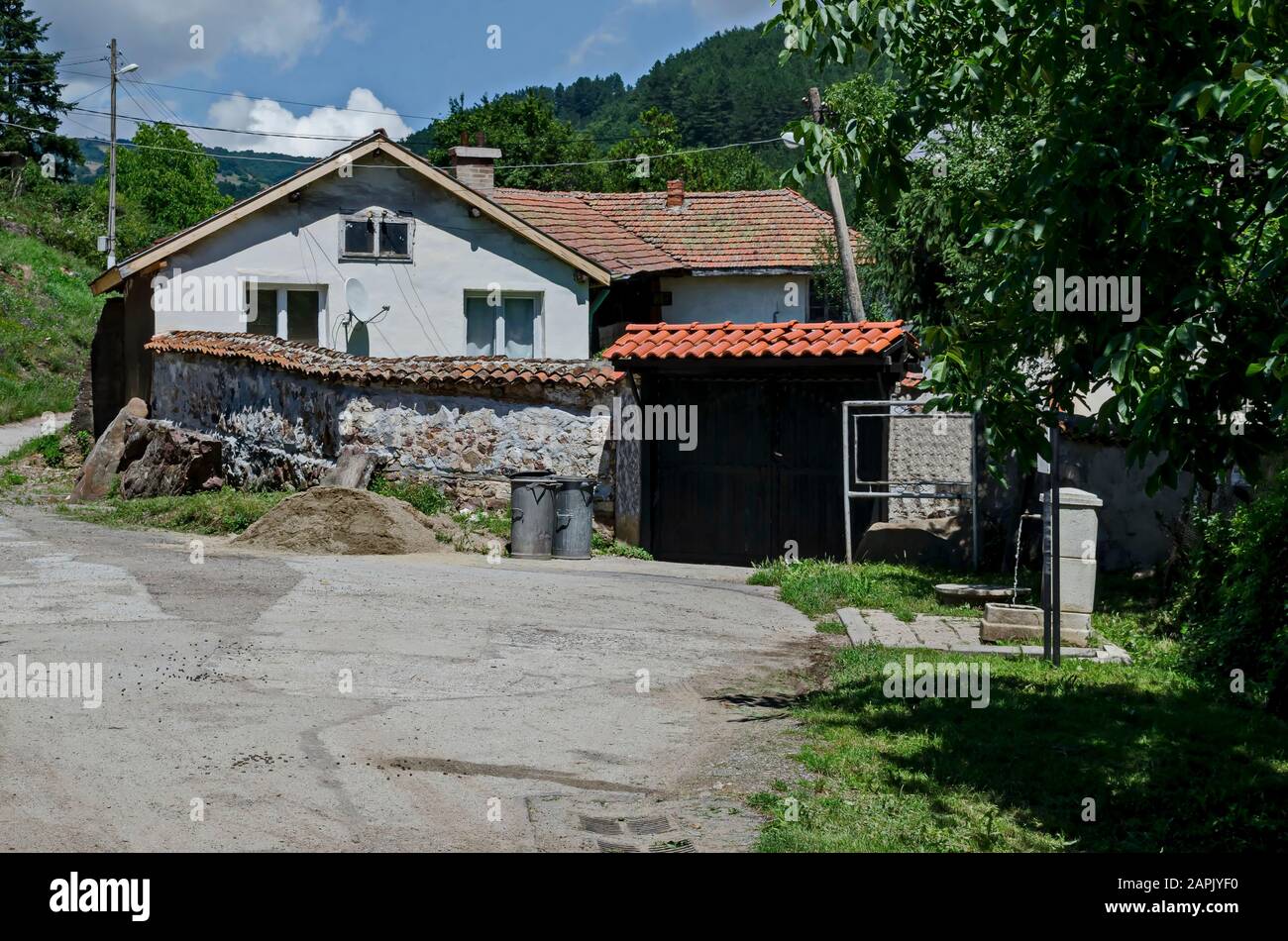 Ingresso al cortile di San Nicola la chiesa dei Wonderworker e una fontana pubblica in un quartiere residenziale del villaggio di Zhelyava, Sofia Foto Stock