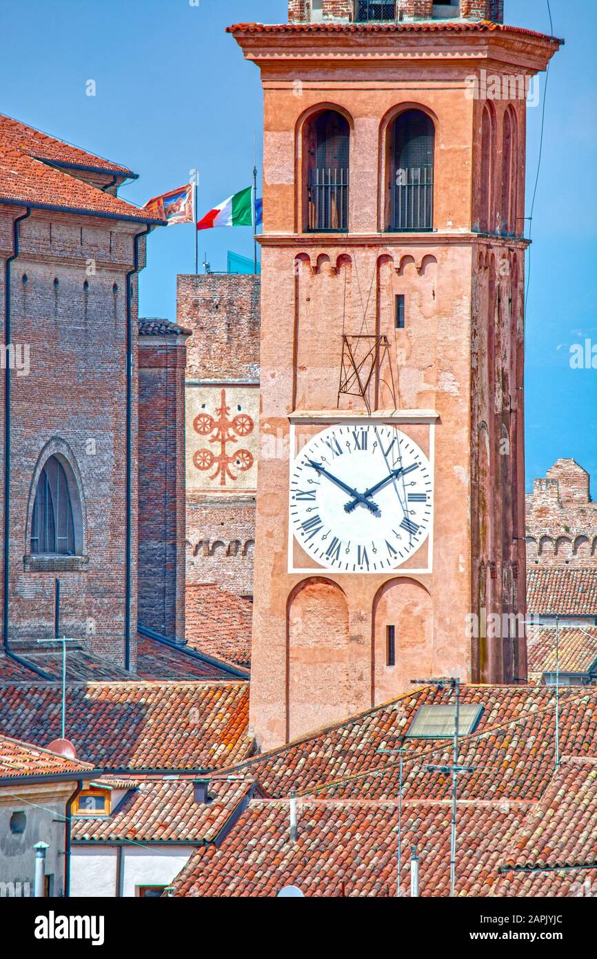 Cittadella, città medievale murata in provincia di Padova, Italia settentrionale - torre dell'orologio e porta sullo sfondo Foto Stock