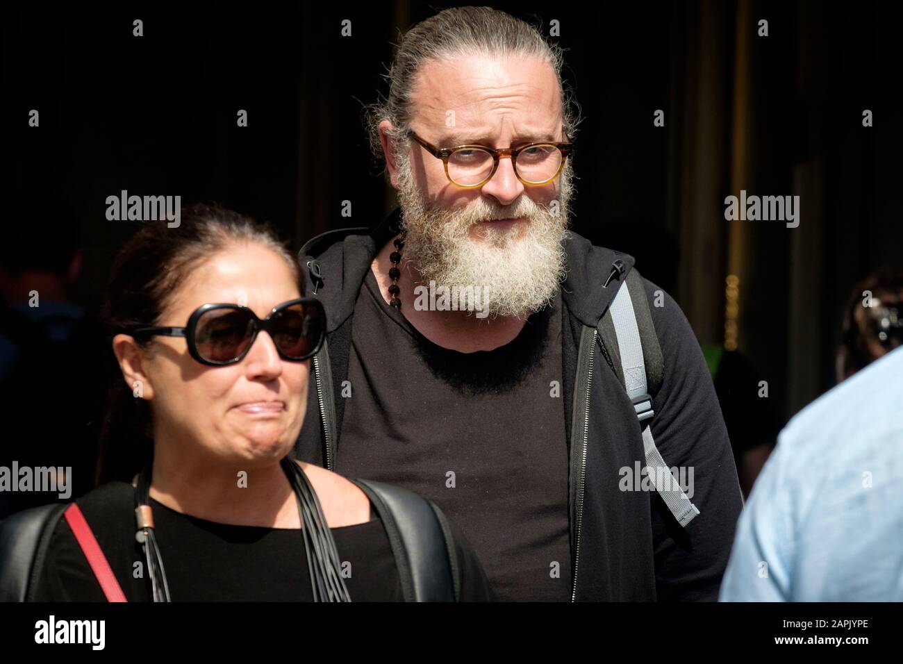 Uomo con barba grigia e occhiali in London Street. Foto Stock