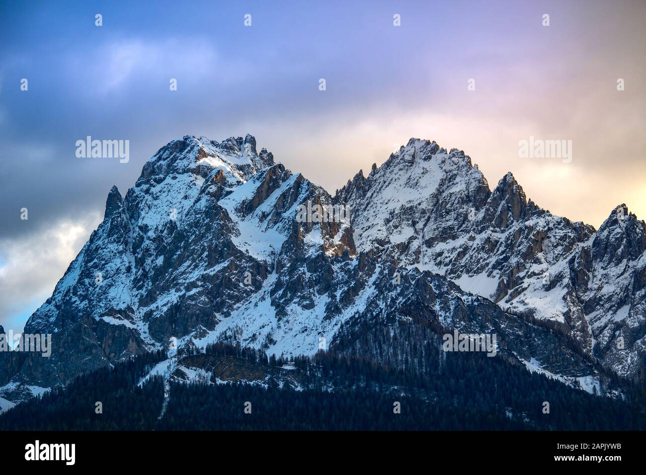 Dolomiti Montagne cima Undici picco Monte Rossa / Rotwand ski area vicino Sesto / Sesto villaggio, Italia Foto Stock