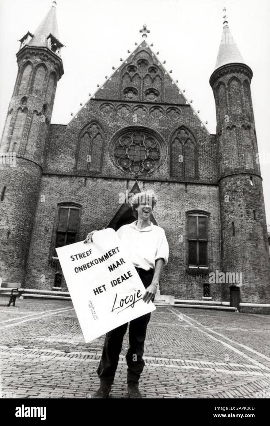 L'Aia (Paesi Bassi) il partito politico Loesje è stato presentato dal leader Niels van de Griend al Binnenhof con un opuscolo sul quale si batte per l'ideale. 6 Maggio 1986. Foto Stock