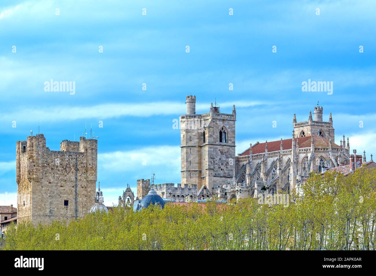 Narbonne paesaggio urbano in Francia, il Palazzo dell'Arcivescovo e la Cattedrale dei Santi Justus e Pastor Foto Stock