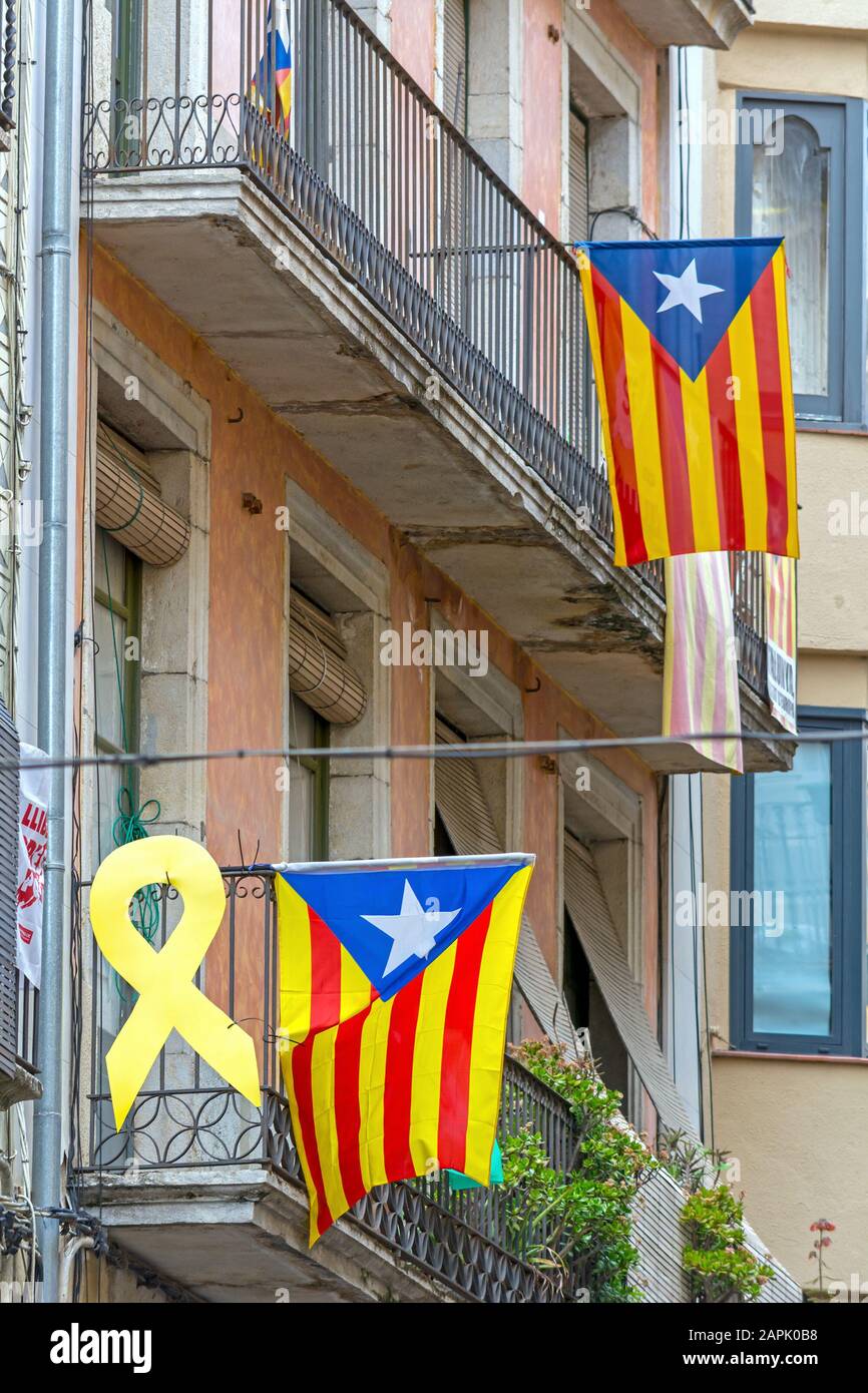 Bandiera della Catalogna sul balcone edificio a Girona, Spagna Foto Stock
