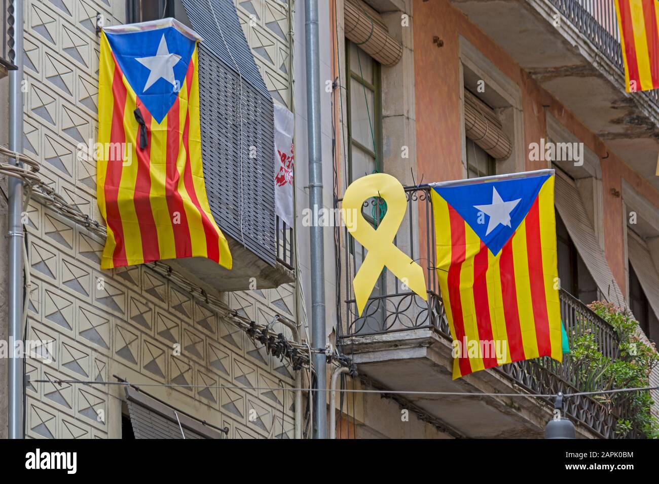 Bandiera della Catalogna sul balcone edificio a Girona, Spagna Foto Stock