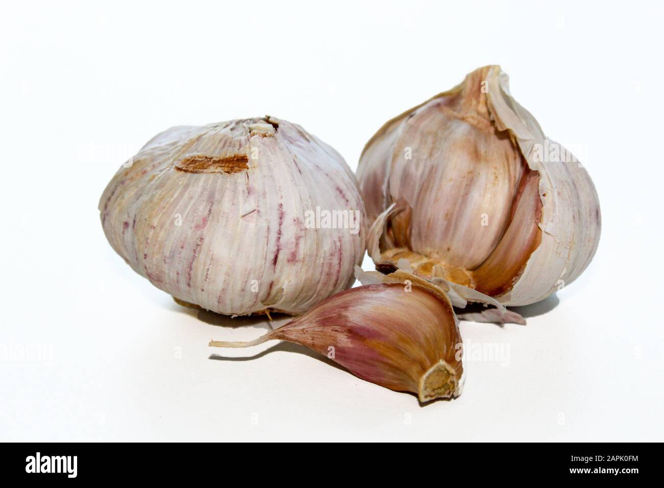 Bulbi isolati all'aglio e chiodi di garofano Foto Stock