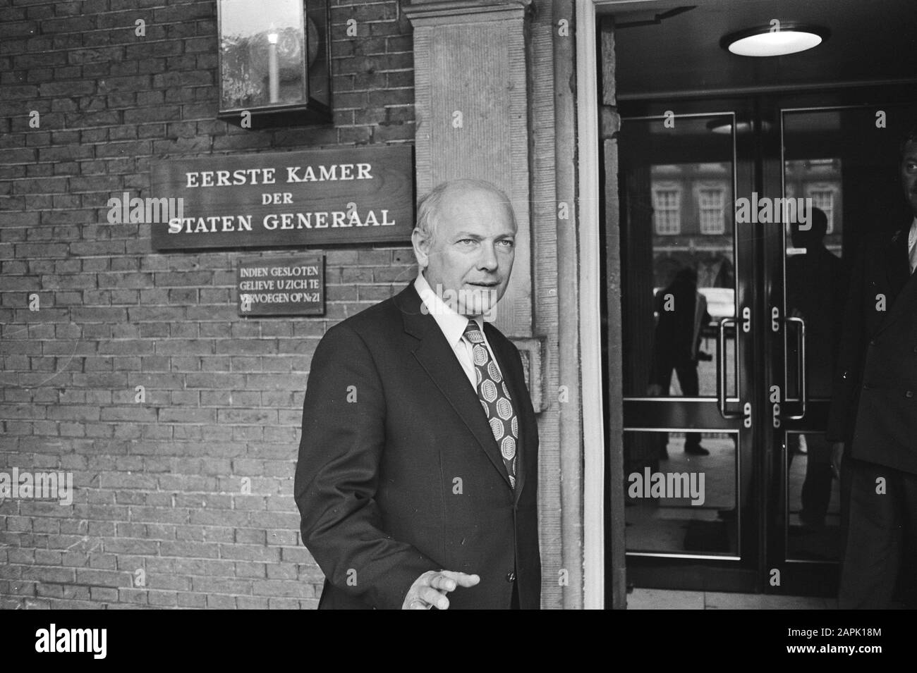 Informateur prof Steenkamp riceve i leader di gruppo nella costruzione Eerst Kamer, L'Aia, Den Uyl all'arrivo Descrizione: Den Uyl (PvdA) all'arrivo Data: 17 maggio 1971 Località: L'Aia, Zuid-Holland Parole Chiave: Arrivo e partenza, le formazioni del gabinetto, parlamentari, politici Nome personale: Uyl, Joop den Foto Stock