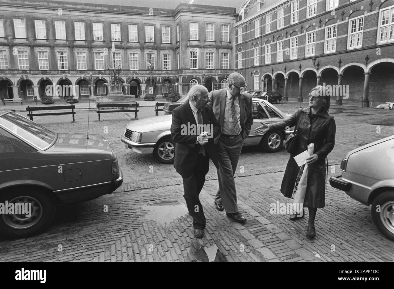 Formazione del Gabinetto: Gli informatori hanno ricevuto i ministri Van der See, Terlouw, Den Uyl, Van Thijn e Premier Van Agt Descrizione: Den Uyl (PvdA, left) e Van der Ste (CDA, middle) all'arrivo di fronte al palazzo Eerste Kamer Data: 30 ottobre 1981 luogo: Den Haag, Zuid-Holland Parole Chiave: Ministri Nome personale: Ste, Fons van der, Terlouw, Jan, Uyl, Joop den Foto Stock