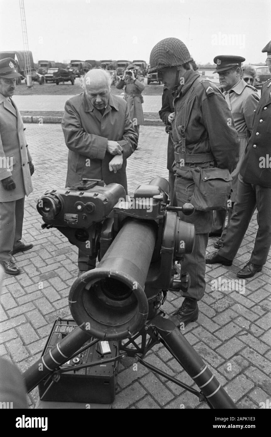 Primo Ministro Den Uyl visita il Johannes Post Armyard in Havelte Descrizione: Den Uyl a TOW anti-missile installazione Annotazioni: TOW sta per Tube-lanciato, Percorso Ottico, Filo-guidato Data: 13 aprile 1977 posizione: Drenthe, Havelte Parole Chiave: Visite, caserme, forze armate, esercito, attrezzature militari, basi militari, ministro-presidenti Nome personale: Uyl, Joden op Foto Stock