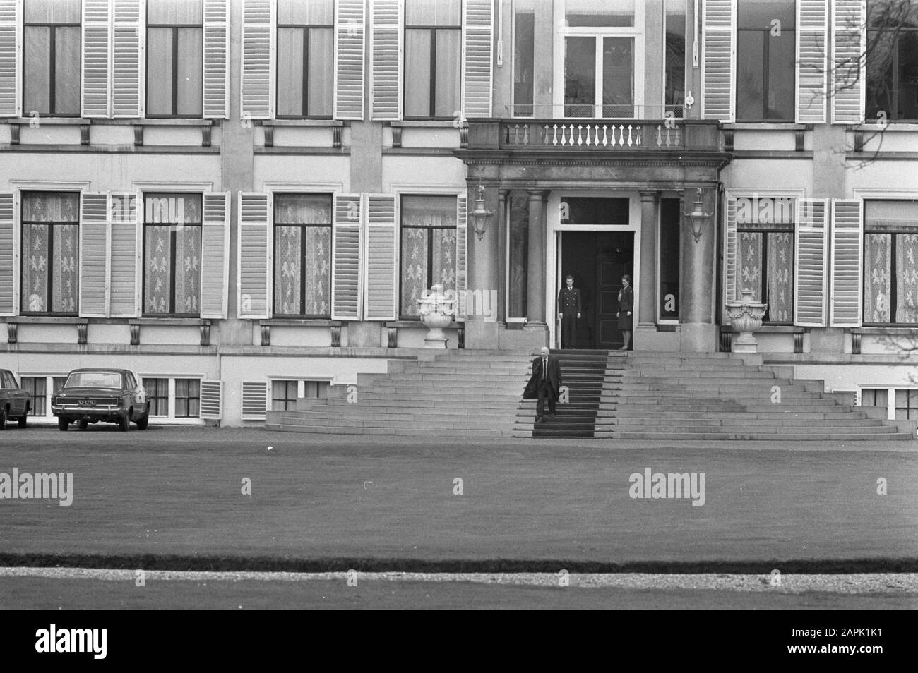 Queen Juliana riceve presidenti di gruppo al Palace Soestdijk Descrizione: Den Uyl alla partenza sulle scale Data: 6 aprile 1973 Località: Soestdijk, Utrecht Parole Chiave: Presidenti di gruppo, regine, ricevute Nome personale: Uyl, Joop den Foto Stock