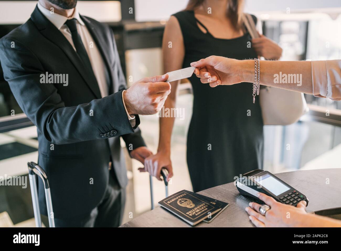 Il personale di front desk effettua il pagamento con carta al momento del check-in alla reception. Concetto di viaggio d'affari. Foto Stock