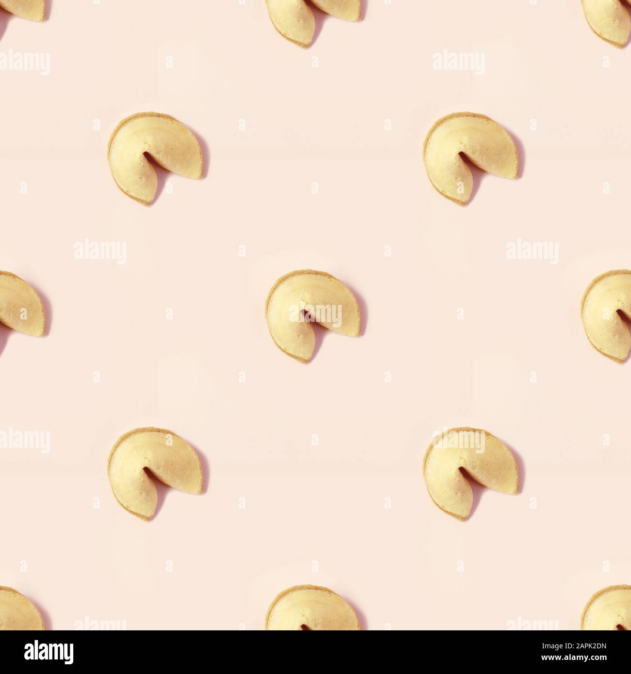 biscotti fortune su sfondo rosa pastello Foto Stock