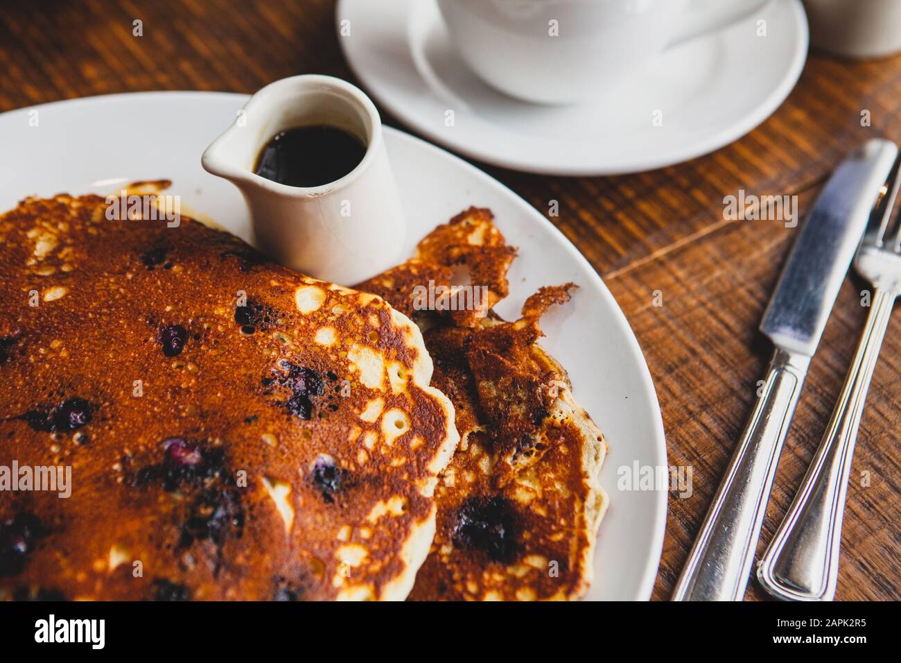 Colazione con frittelle di mirtillo Foto Stock