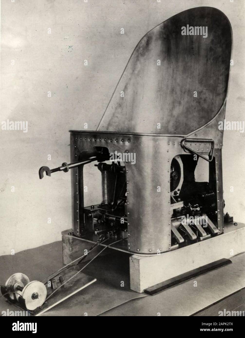 Aviazione. L'autopilota deve essere installato sotto il sedile del pilota. Il pilota è seduto su un sedile in metallo durante il suo volo! Foto 1930, luogo sconosciuto. Foto Stock
