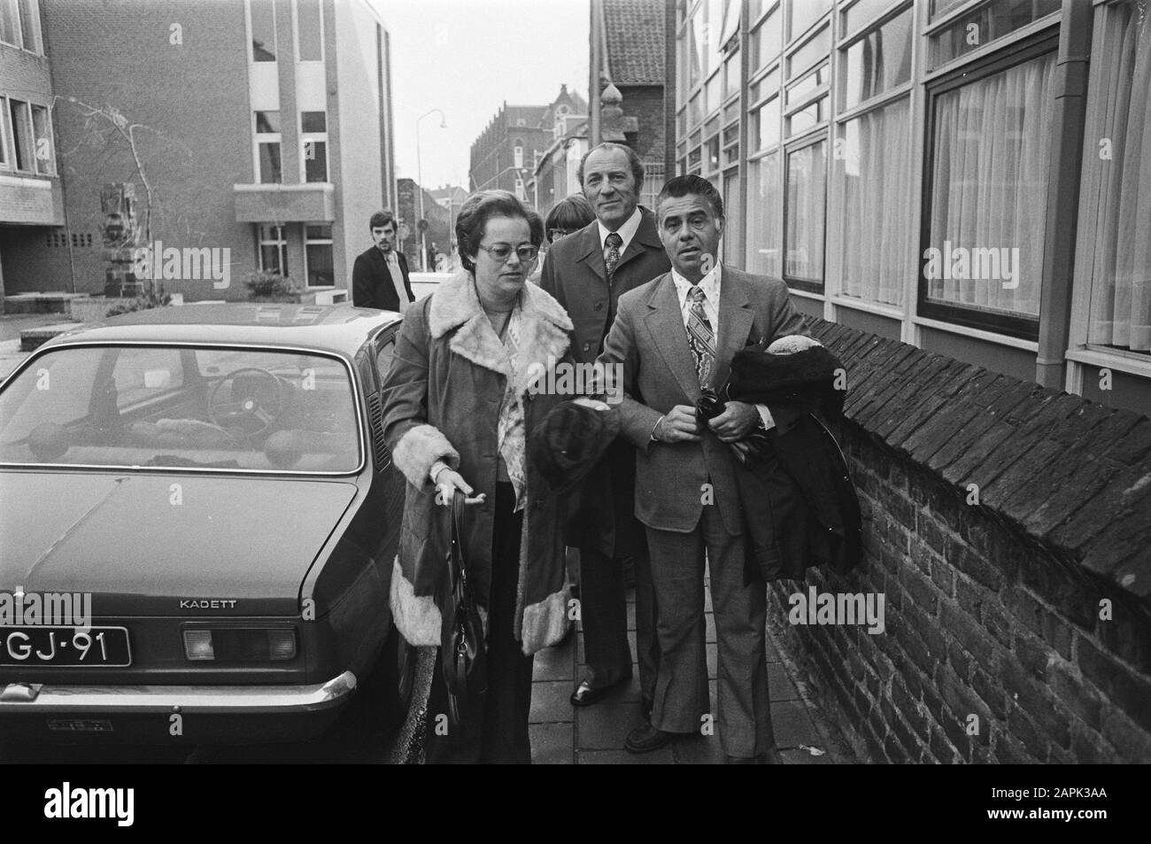 Terzo giorno di processo contro la guerra criminale L. a Roermond; testimoni da Israele all'arrivo di fronte al tribunale, Menachem Scozia Data: 24 novembre 1976 posizione: Limburg, Roermond Parole Chiave: TESTIFES, arrivi, tribunale, prove Foto Stock