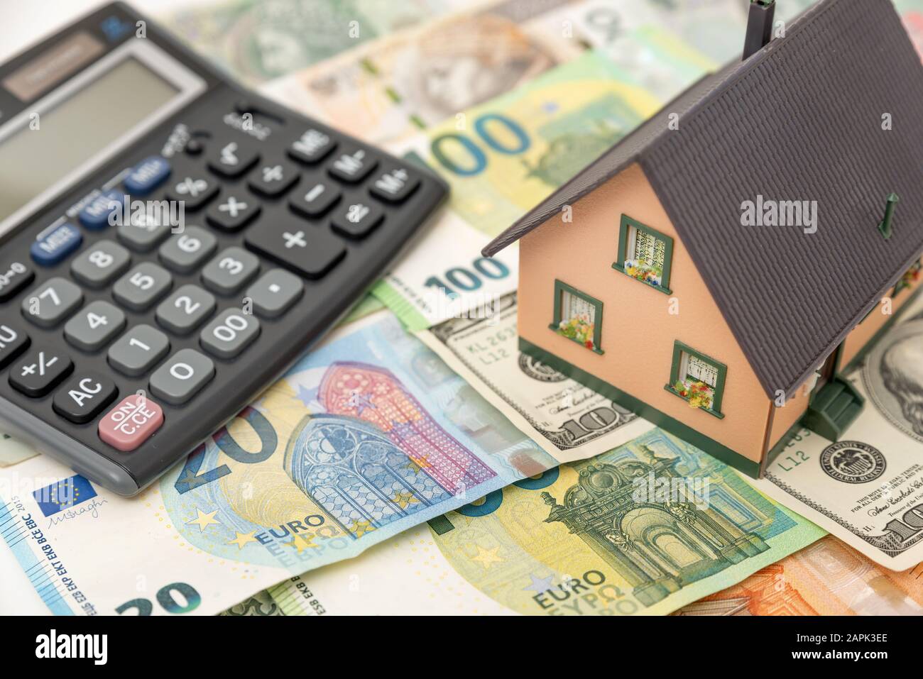 Modello di casa sulle banconote. Concetto di investimento immobiliare Foto Stock