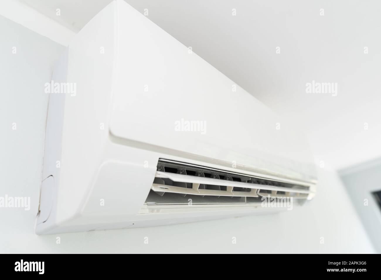 Impianto di aria condizionata sul muro bianco camera. Aria condizionata  Foto stock - Alamy