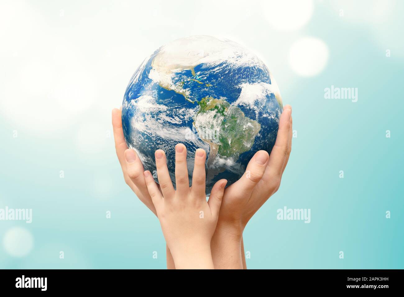 Terra in mani di famiglia. Concetto di giornata mondiale dell'ambiente. Elementi di questa immagine fornita dalla NASA Foto Stock