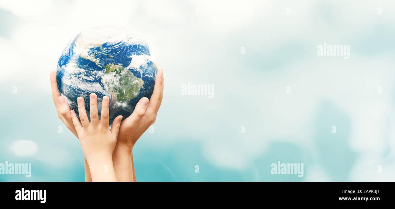 Terra in mani di famiglia. Concetto di giornata mondiale dell'ambiente. Elementi di questa immagine fornita dalla NASA Foto Stock