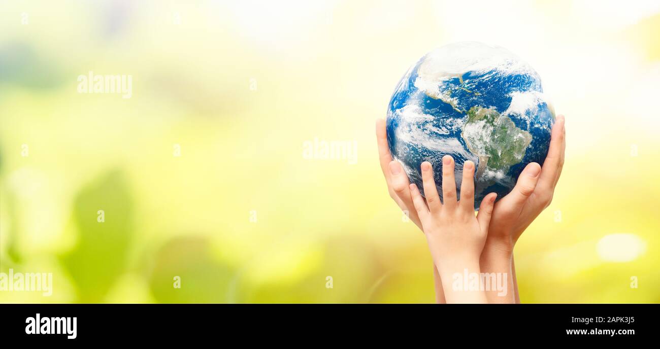 Terra in mani di famiglia. Concetto di giornata mondiale dell'ambiente. Elementi di questa immagine fornita dalla NASA Foto Stock