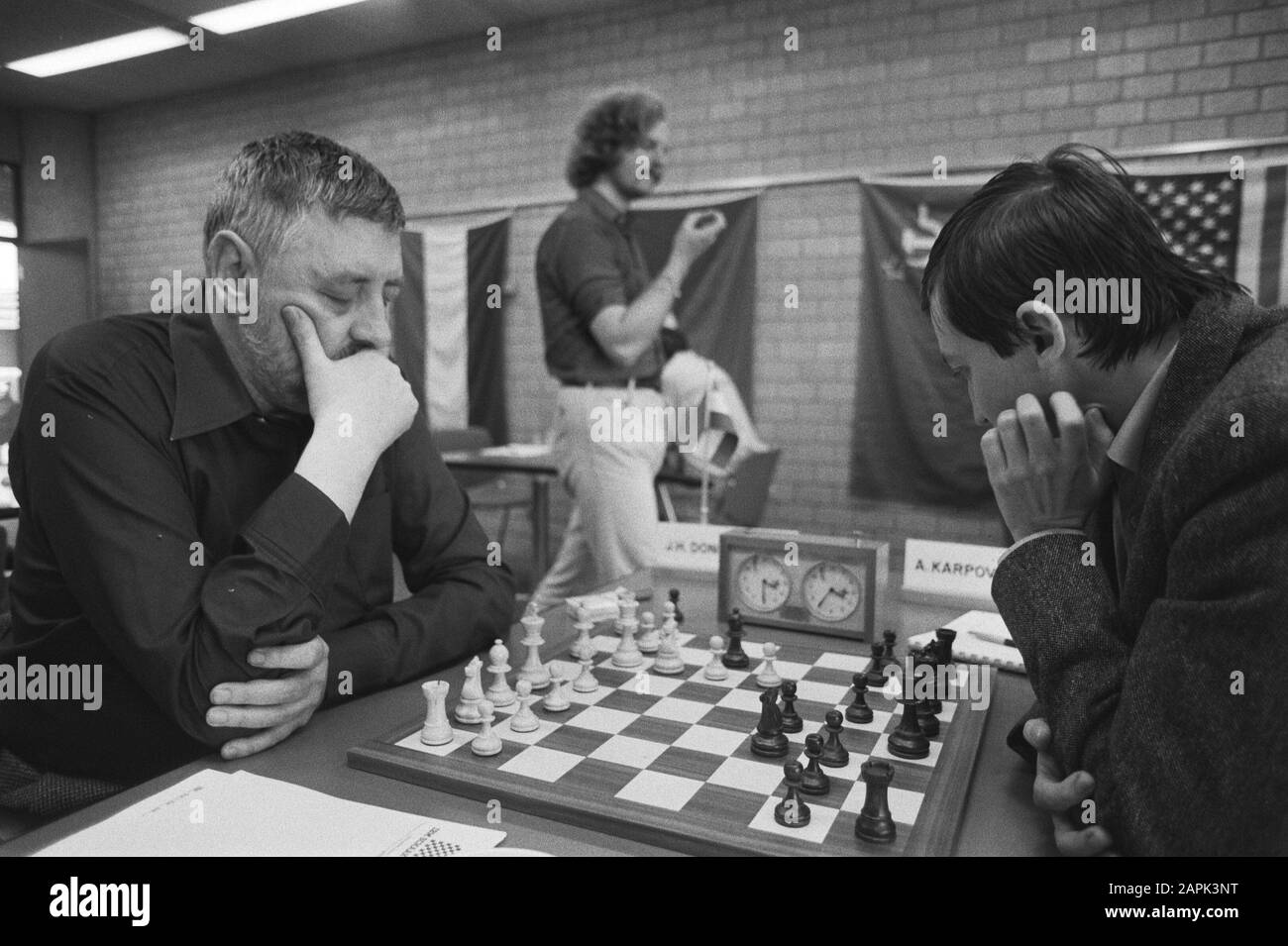 Terzo round Torneo di Scacchi IBM ad Amsterdam, Jan Hein Donner (l) v Karpov (r) Data: 18 maggio 1981 Località: Amsterdam, Noord-Holland Parole Chiave: Chess Nome del personale: Donner, Jan Hein, Karpov , Anatoli Nome dell'istituto: IBM Chess Tournament Foto Stock