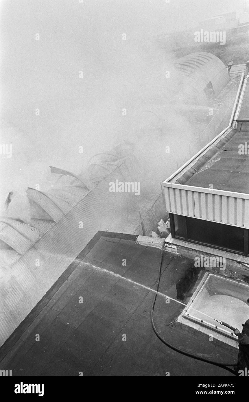 Fire in lampade factory Herda on the industrial area Amstel in Duivendrecht Descrizione: Retail of the Fire Data: 31 Luglio 1968 Località: Amsterdam, Noord-Holland Parole Chiave: Fire, industrieterreinen Foto Stock