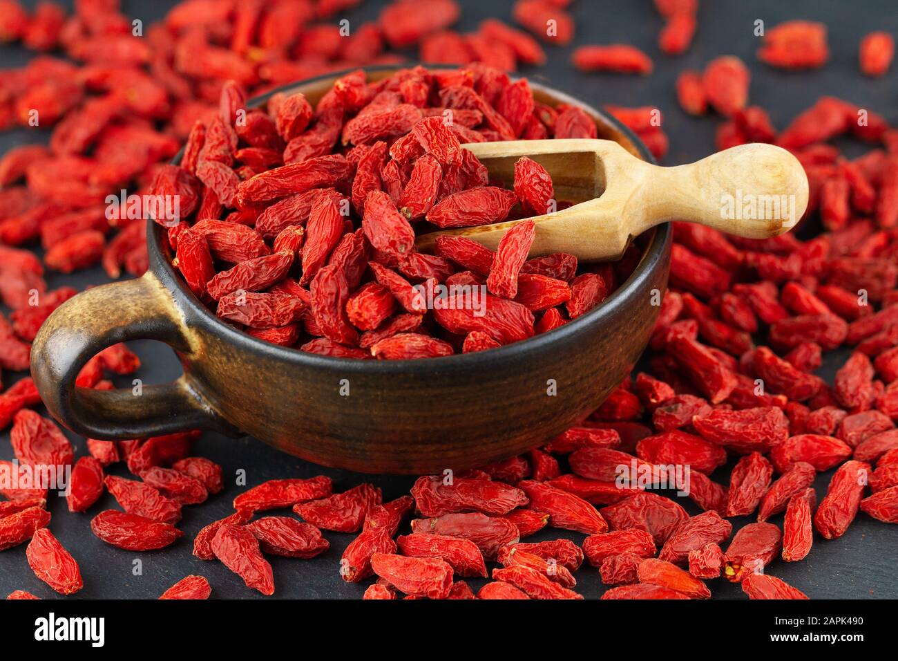 Tazza con frutti di bosco goji in primo piano. Messa a fuoco selettiva. Foto Stock