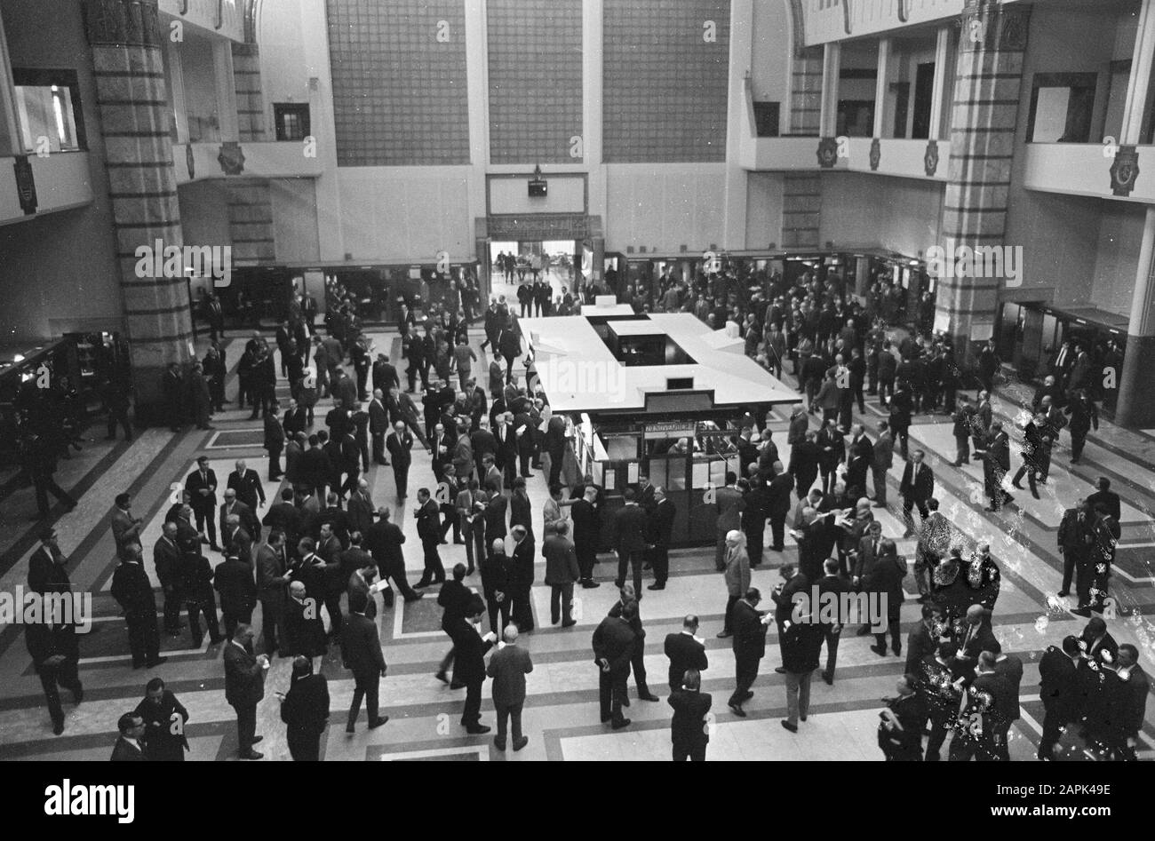 Svalutazione sterlina inglese sterlina. Tassi di paesi che avevano svalutato erano mancanti sui segni di prezzo Data: 20 novembre 1967 Parole Chiave: Svalutazioni Foto Stock