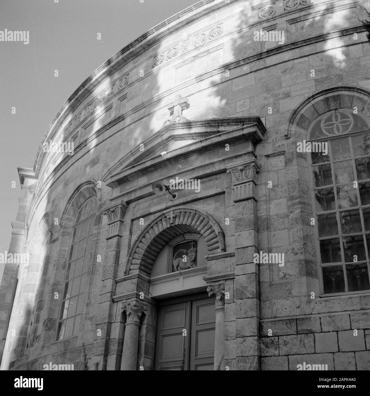Israele 1964-1965: Gerusalemme (Gerusalemme), statue di strada Descrizione: Porta di un edificio della chiesa, la cosiddetta chiesa abbesiana, con un rilievo di un leone coronato con croce sopra la porta Annotazione: Vedi anche foto con il numero di file 255-2284 Data: 1964 luogo: Israele, Gerusalemme Parole Chiave: Architettura, porte, edifici della chiesa, rilievo Foto Stock