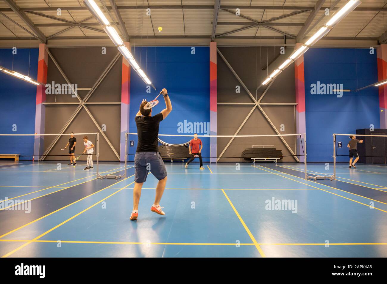 Praga, Repubblica Ceca - 18.01.2020: Campi da badminton indoor con giocatori in competizione, sport amatoriale a Praga, Repubblica Ceca Foto Stock