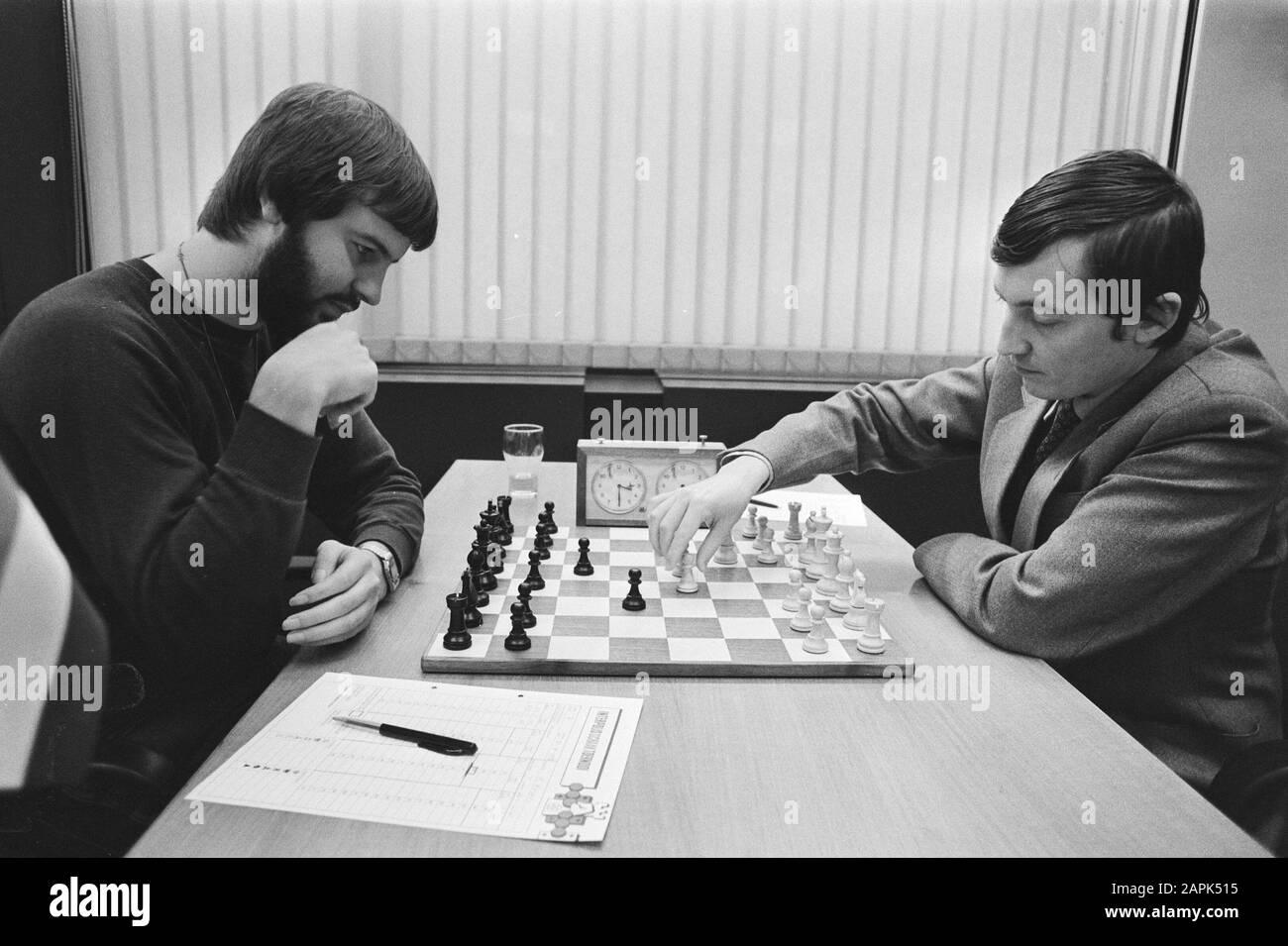 Torneo di scacchi Interpolis Descrizione: John van de Wiel (l) vs. Karpov Data: 20 ottobre 1983 Parole Chiave: Scacchi, partite Nome personale: Karpov, Anatoli, Wiel, John van der Foto Stock