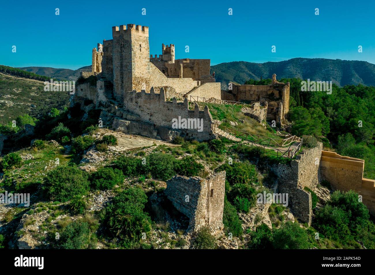 Veduta aerea di Alcala de Xivert (Alcalá de Chivert) rovine medievali del castello dei Templari nella provincia di Valencia Spagna Foto Stock