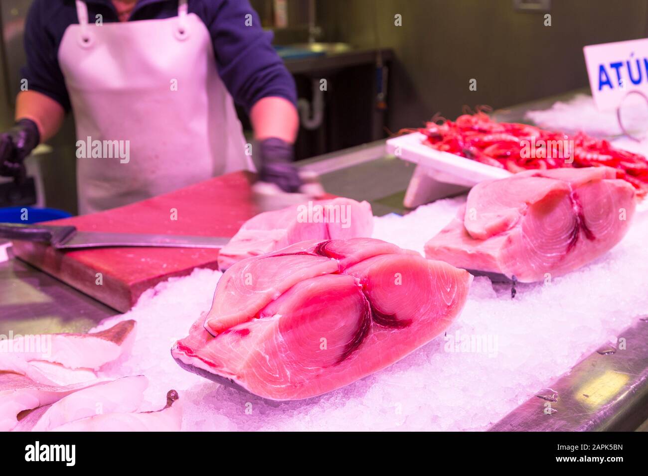 Mercato centrale, tonno in mostra con ghiaccio a fishmonger, almeria, spagna Foto Stock