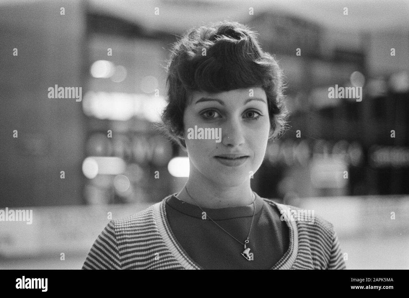 Campionati olandesi nel Jaap Edenhal di Amsterdam Descrizione: Diane de Leeuw Data: 18 Gennaio 1974 Località: Amsterdam, Noord-Holland Parole Chiave: Campionati, combattimento artistico, ritratti, pattinaggio Nome personale: Lion, Dianne de Photography:Hans Peters/Anefo Foto Stock