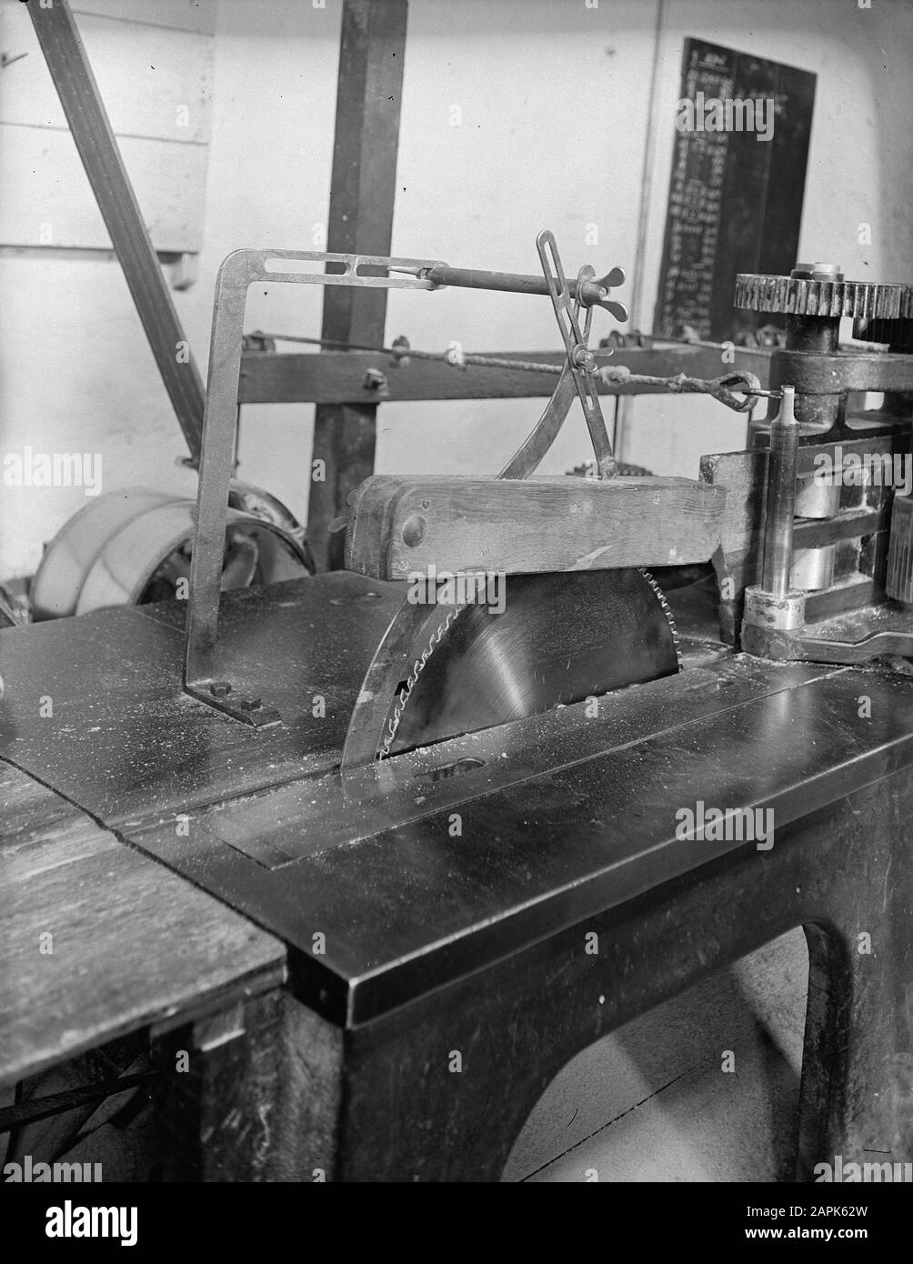 9x12 Photo (reetouch.) Conico circolare SAW protezione Data: Parole Chiave dense: Protezioni, seghe circolari Foto Stock