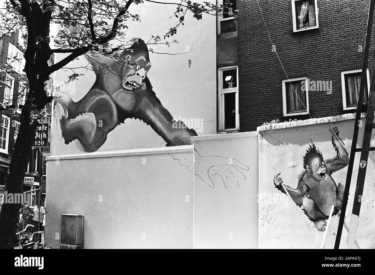Jungle, murale on the Zeedijk in Amsterdam Descrizione: Animali, murales, scimmie, sculture di strada Data: 31 Maggio 1979 posizione: Amsterdam, Noord-Holland Parole Chiave: Scimmie, animali, murales, murales, immagini di strada Foto Stock
