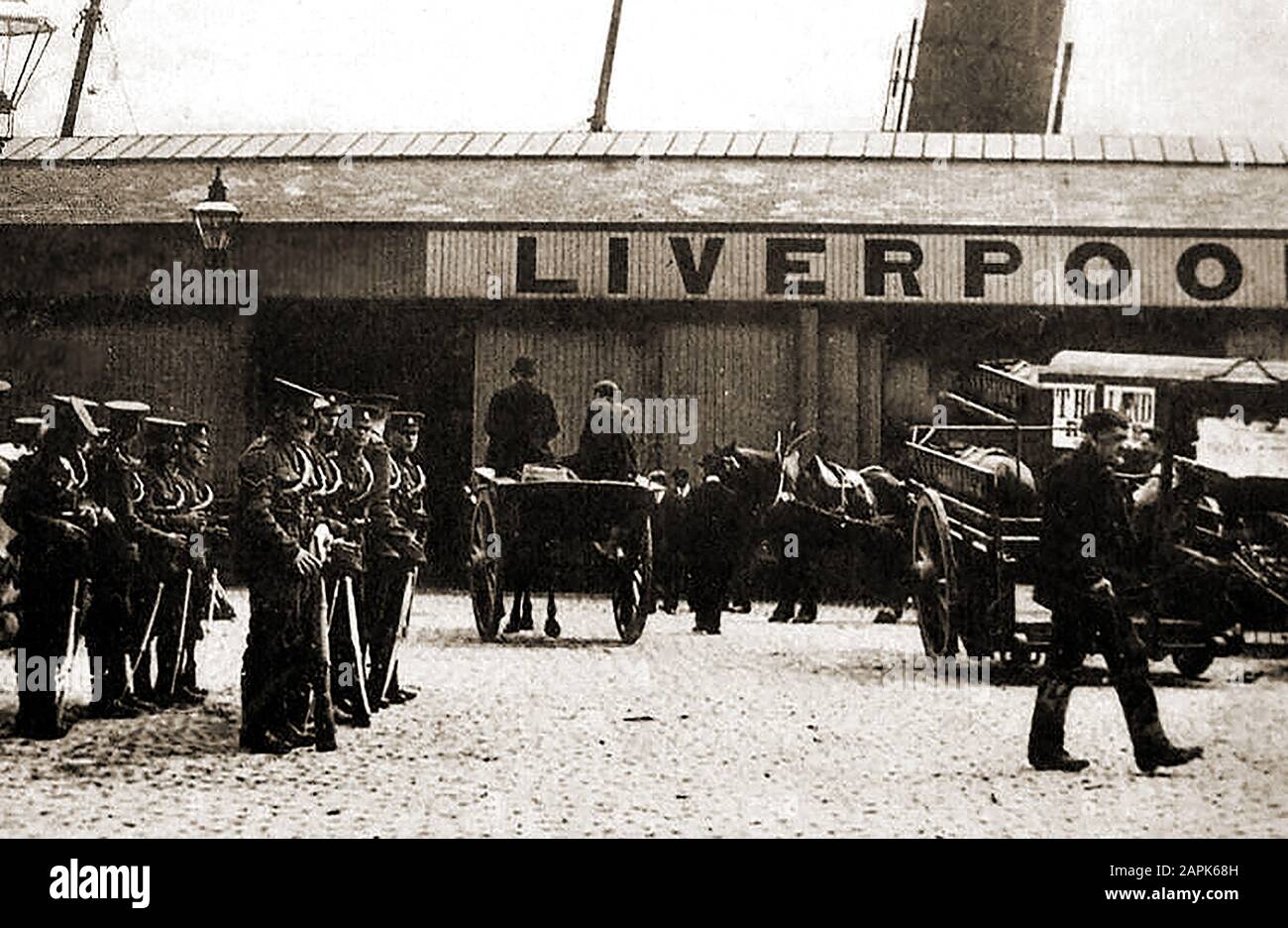 I militari in guardia a Donegall Quay , Irlanda (punto di partenza di Liverpool) Quay durante i Portuali di Belfast 1907 e Carters Strike Foto Stock