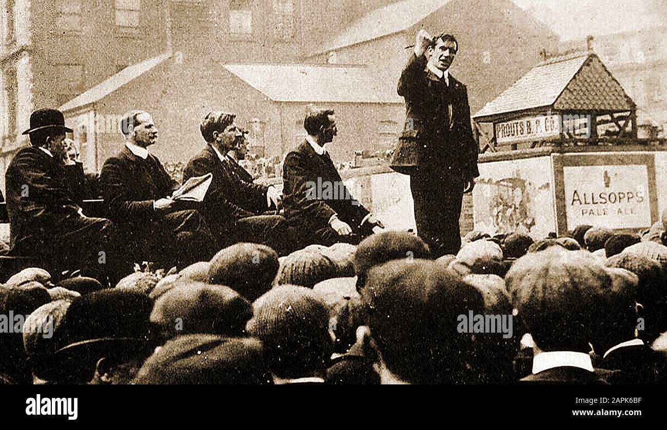 1907 -Leader laburisti (da sinistra a destra) : Michael McKeown, Alex Boyd, Liverpool nato James (Big Jim) Larkin, Jim Murray, OʼConnor Keesok - rivolgendosi ad una folla nei Belfast Dockers e Carters Strike 1907, in Queen's Square, Belfast. Lo sciopero era stato chiamato dal leader sindacale nato a Liverpool James Larkin, che aveva organizzato con successo i lavoratori portuali per aderire all'Unione Nazionale dei lavoratori portuali (NUDL) Foto Stock