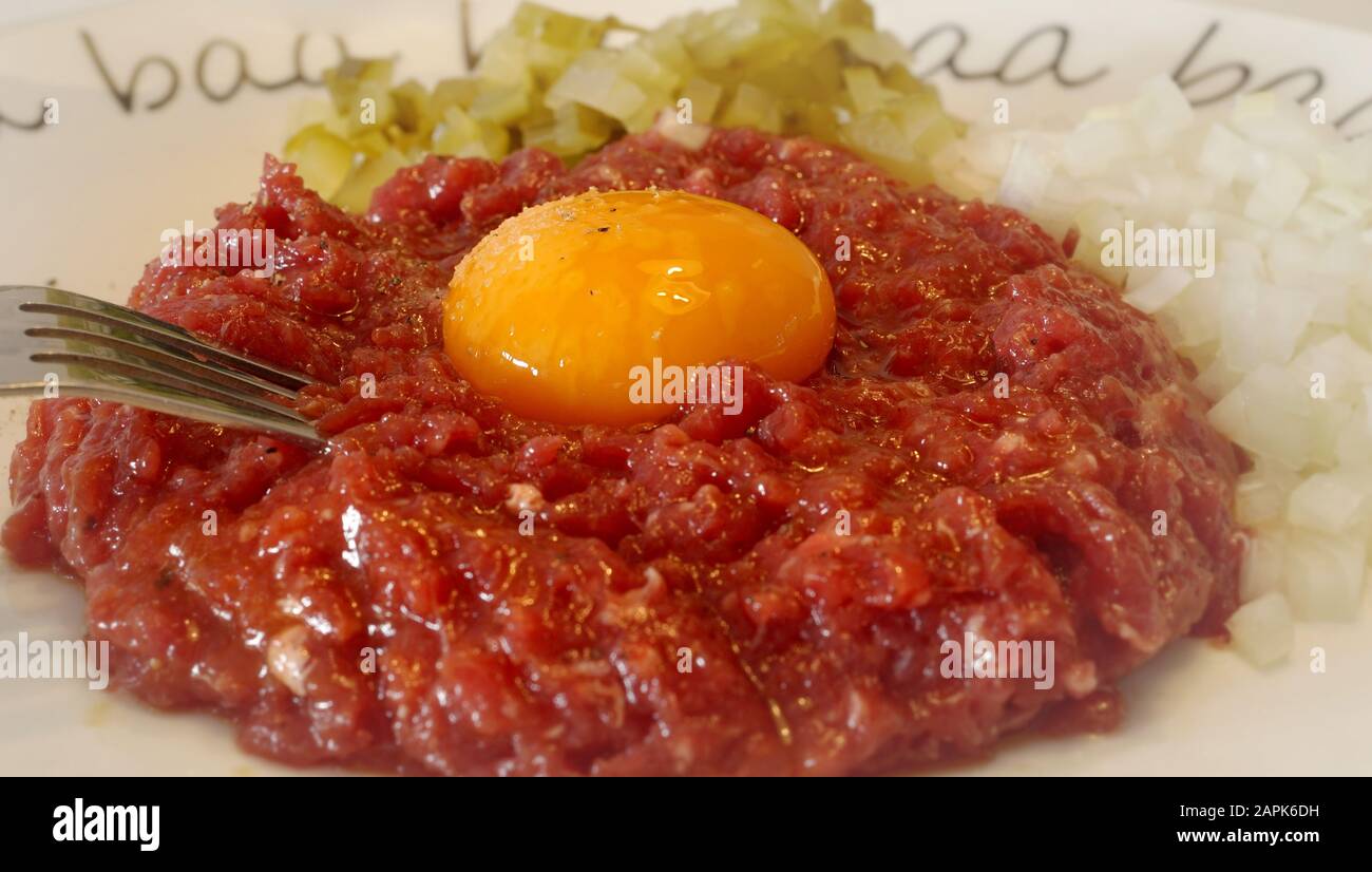 tartare di bistecca - carne cruda, tritata e tuorlo Foto Stock