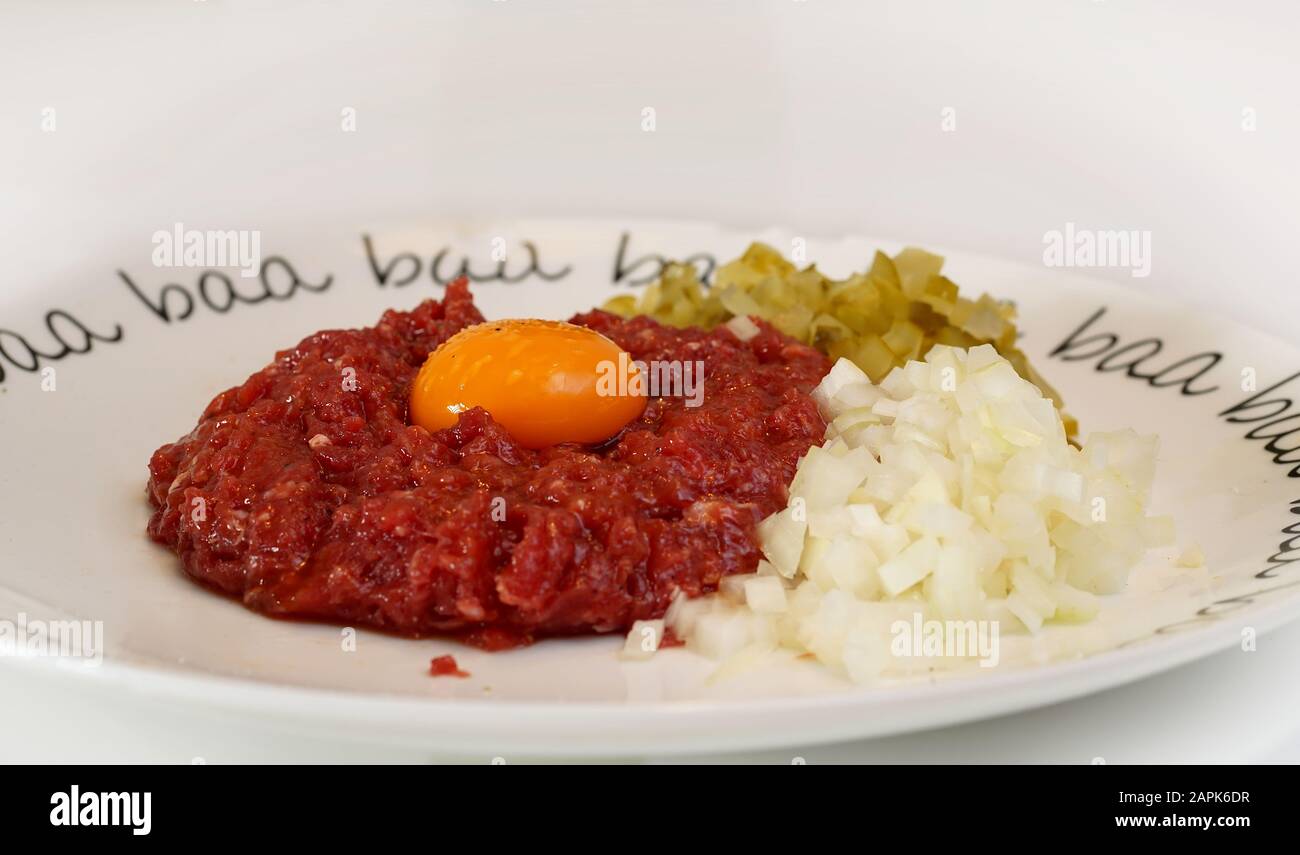 tartare di bistecca - carne cruda, tritata e tuorlo Foto Stock